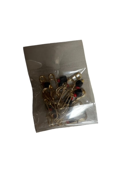 12 pines de azabache diamantado y chaquiras rojas